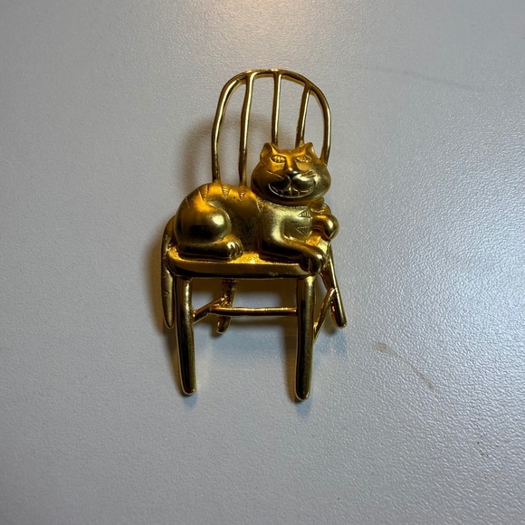 JJ Jewelry - JJ Jonette Jewelry Vintage Gold Tone Cat on Chair Figural Brooch Pin Whimsical